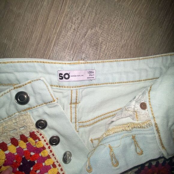 NWT SO Granny Square Crochet Panel Denim Shorts, Size 1/25W Super cute! - Picture 4 of 5